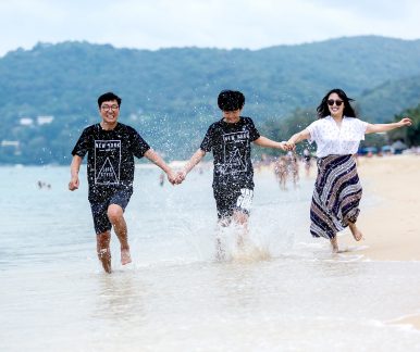 family-travel-phuket,-family-photographer-phoket,phuket-photographer,happy-on-the-beach-phuket