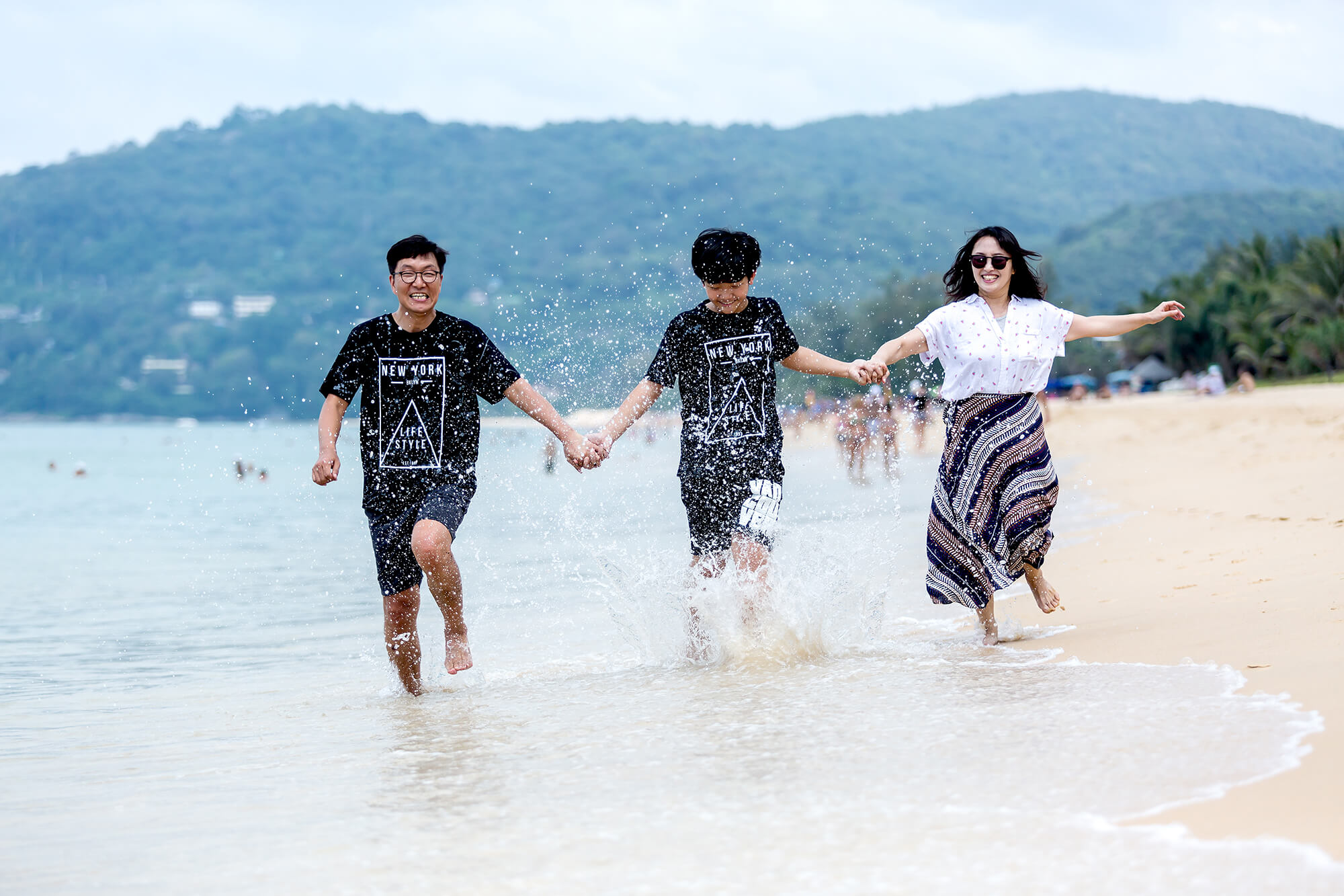 family-travel-phuket,-family-photographer-phoket,phuket-photographer,happy-on-the-beach-phuket
